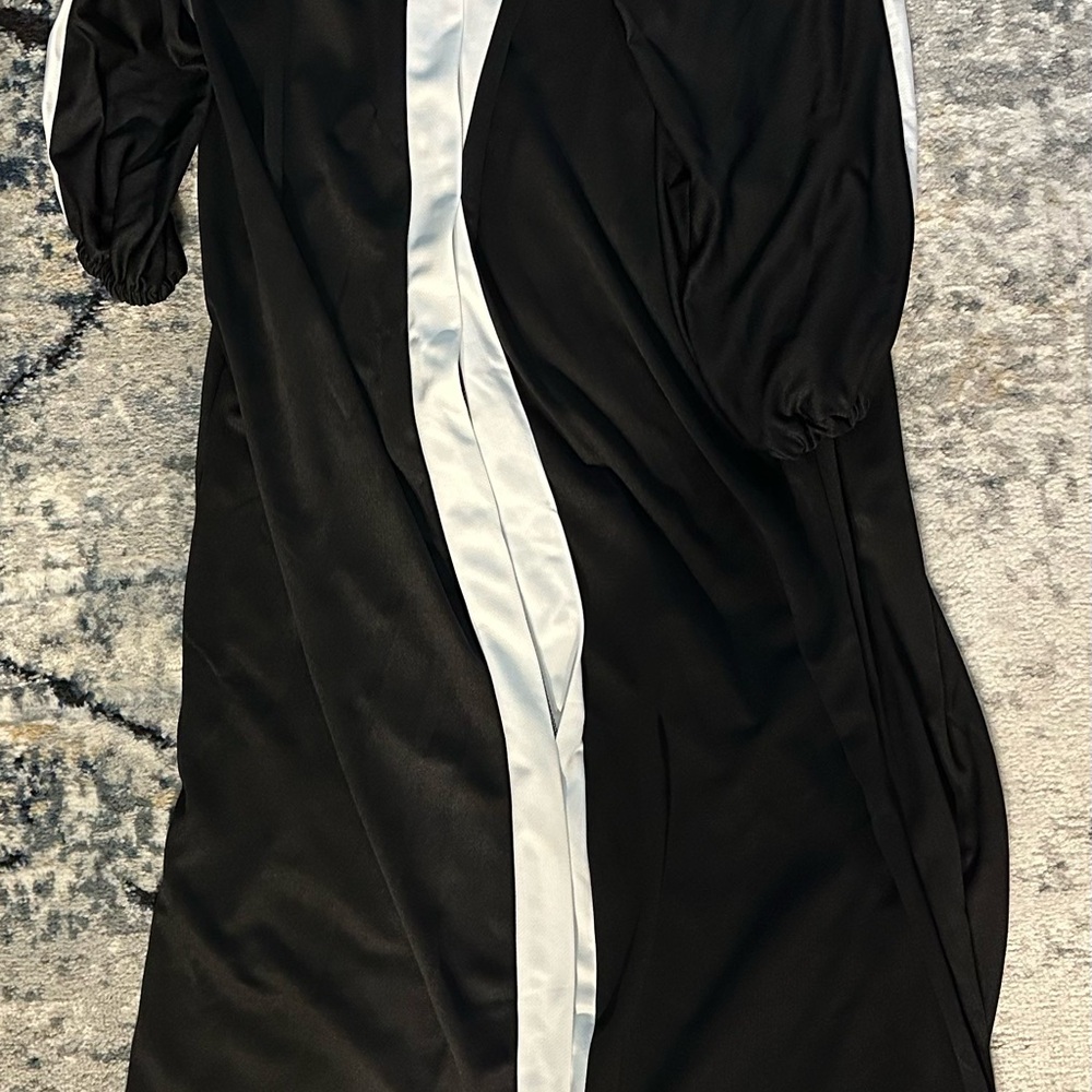 White/Black Unlined Vneck Abaya - Picture 2 of 5